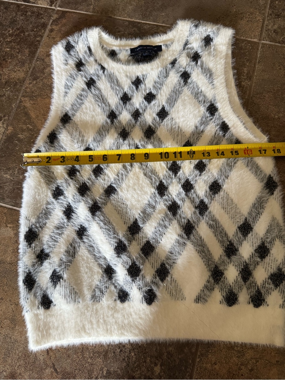 NWT Tommy Hilfiger White Black & Gold Fuzzy Argyle Sweater Vest Size Medium - Picture 2 of 7